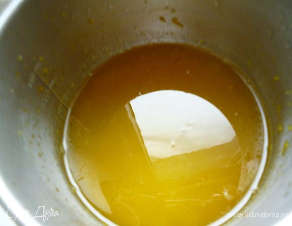 Сварить сироп для пропитки бисквита: вскипятить воду,добавить сахар,цедру и сок апельсина,перемешать до растворения сахара, выключить огонь и остудить. Процедить через ситечко. По желанию можно добавить ложку коньяка или бренди.