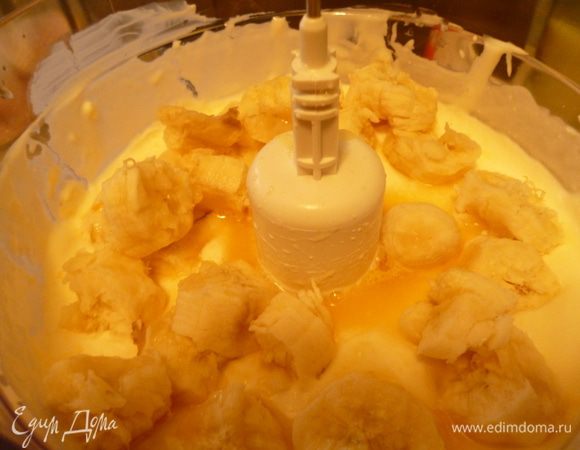 Приготовить крем:сырки смешать со сметаной, бананы размять вилкой, добавить к сыркам и сметане,добавить сок половины апельсина и слегка взбить. Я все делала с помощью комбайна.