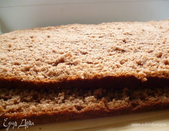 У бисквита срезать верхушку примерно на 1 см и измельчить руками в крошку для украшения боков торта. Затем разрезать бисквит на три коржа.