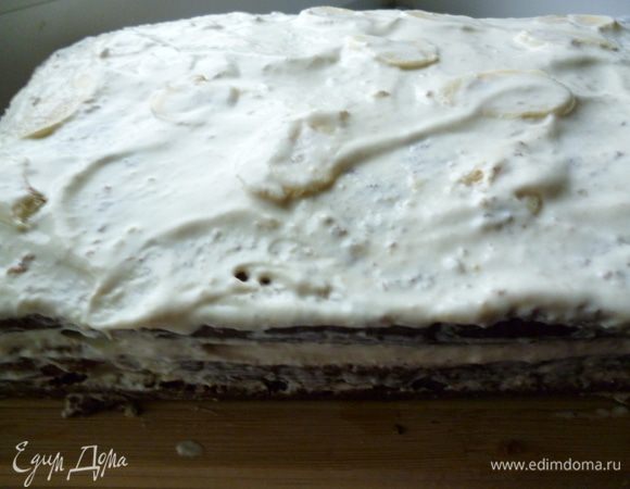 Следующий корж выкладываем сверху и слегка прижимаем и повторяем прослойку и третий корж так же.Верхний слой и бока смазываем кремом (3-4 ложки крема оставляем и убираем в холодильник). Коржи должны пропитаться сначала часа 3-4 в кухне. Затем берем оставшийся крем и опять смазываем бока и верх. Сверху посыпаем бисквитной крошкой и ставим в холодильник еще часа на 2-3. Затем нарезаем на пирожные,украшаем ломтиками банана. Приятного вам чаепития!