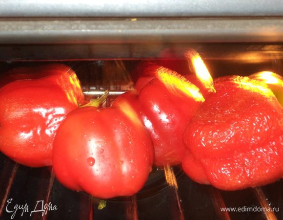 Запечь целые перцы в духовке при 200* минут 20,чтобы шкурка надувалась
