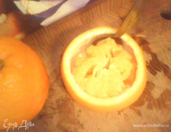 У апельсинов срезать верхушку и удалить всю мякоть. Сок отжать и смешать с сахаром, желатином и сухим апельсиновым желе.
