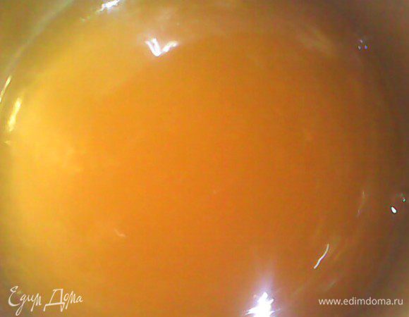 Смесь апельсинового сока и желатина залить 1 стаканом кипятка и размешать до полного растворения. Поставить в холодное место для застывания.