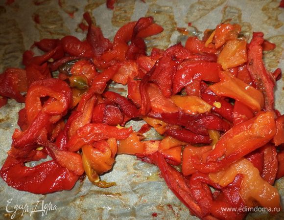 когда перчики уже хорошо подвялятся, а некоторые даже будут немного с суховатыми краешками,вынем из духовки ,соберем все кусочки посолим,
сбрызнем немного оливковым маслом,хорошо перемешаем, все делаем прямо на листе
