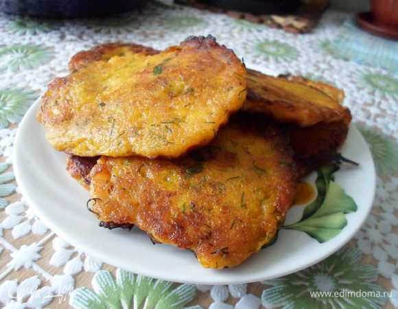 Тыкву натереть на мелкой тёрке, Добавить яйцо, специи, соль, рубленую зелень, муку, мелко порубленный чеснок.
Тесто должно получиться по консистенции густой сметаны.
Жарить на сковороде на подсолнечном масле. Подавать со сметаной.
Приятного аппетита!!!!!!!!!