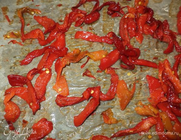 опять разложим перчики по листу и поставим в духовку примерно минут на 40-60 мин., главное не пересушить!