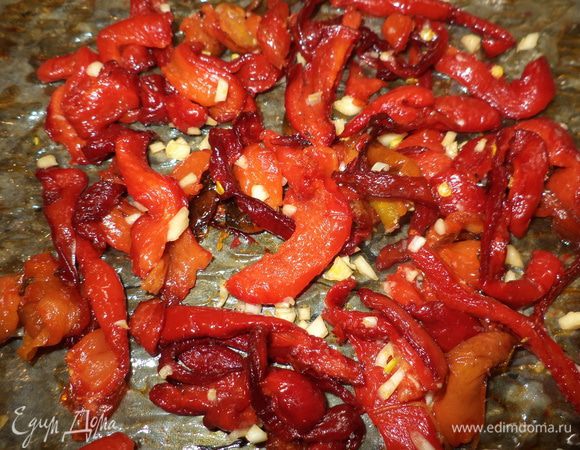 Мелко порубить чеснок и присыпать перчик ,опять собрав его и перемешав, и опять в духовку минут на 10, далее поступаем как с томатами, складываем в баночку (самое главное в этот момент - бить себя по рукам, чтобы как можно больше перчиков попало в банку, а не к вам в рот, вкуснота невероятная!) и заливаем оливковым маслом. Храним в холодильнике.