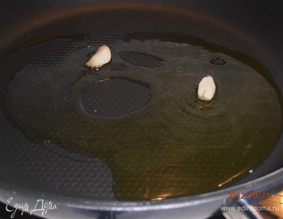 Креветки вымыть хорошо, не очищать. На сковороду налить немного масла, покласть пару зубчиков чеснока, немного обжарить и затем вынуть.