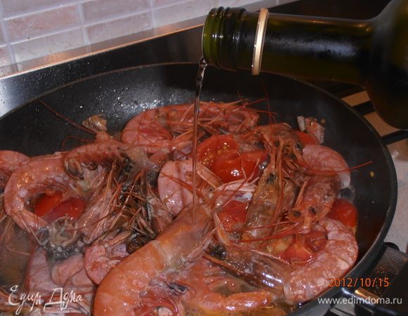 Добавить Помидоры, немного обжарить и закинуть креветки. Посолить, поперчить, добавить немного вина и минутки 2 дать пропариться.  Добавить специи в очень маленьком количестве (предварительно измельчить), закрыть крышкой и еще на минут 5.