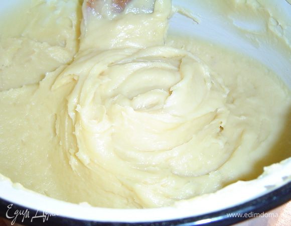 Смешиваем сахар,соль,воду, масло, ставим на средний огонь и доводим до кипения, и сразу же добавляем просеянную муку.Уменьшаем огонь и варим пару минут, интенсивно помешивая, до тех пор пока тесто будет легко отделяться от стенок. Даем тесту немного остыть, минут 5, и добавляем по одному яйца, тщательно вымешивая тесто.