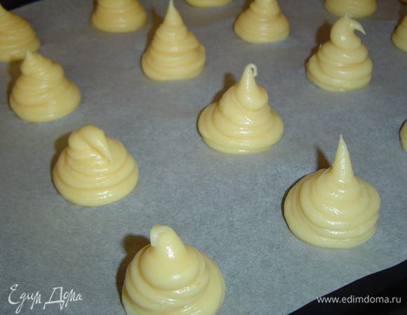Заполняем тестом кулинарный мешок и отсаживаем маленькие булочки на противень, покрытый пергаментной бумагой. Выпекаем при 180 гр. минут 20.