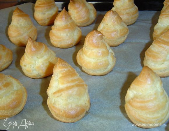 В готовых профитролях сделать небольшие проколы, чтобы вышел горячий пар, даем им остыть.