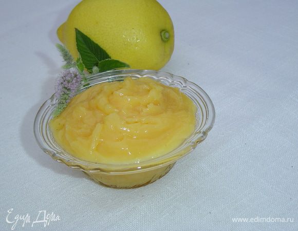 Пока профитроли остывают готовим крем. Как приготовить лимонный крем я подробно рассказывала здесь - http://www.edimdoma.ru/retsepty/45231-limonnyy-krem-lemon-curd, но я решила сделать на основе этого крема более воздушный и нежный крем. А сейчас повторюсь как приготовить лимонный крем.
Цедру соединяем с сахаром, перемешиваем. Из лимонов выдавливаем сок и добавляем к цедре, еще раз перемешиваем. Яйца взбиваем вилкой до образования пены, добавляем к полученной массе, перемешиваем и даем настояться полчаса, чтобы цедра отдала свой аромат. Затем тщательно процеживаем для удаления цедры и недоразмешанного белка, иначе при тепловой обработке в креме могут появиться белые хлопья. 
В процеженную массу добавляем масло и варим на медленном огне 10-15 минут до загустения, постоянно помешивая.Даем крему остыть.