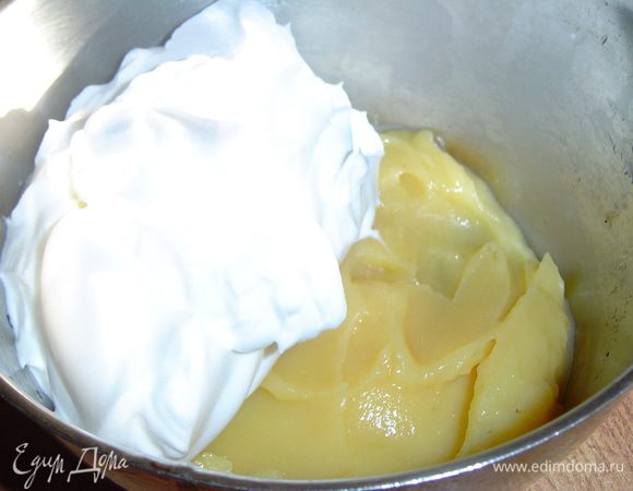 Взбиваем сливки, постепенно добавляя сахарную пудру, а в конце кладем щепотку ванилина. К лимонному крему добавляем взбитые сливки и аккуратно перемешиваем.