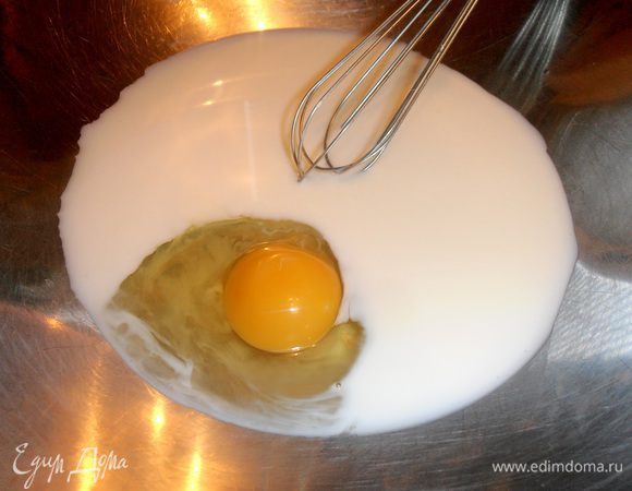 Яйцо взбить с холодным молоком.