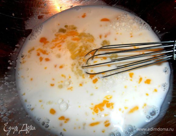 Добавить сахар по вкусу. Учитываем, если будет сахарная пудра сверху или, как мои макают в сгущёнку хворост, поэтому много его в тесто не надо!