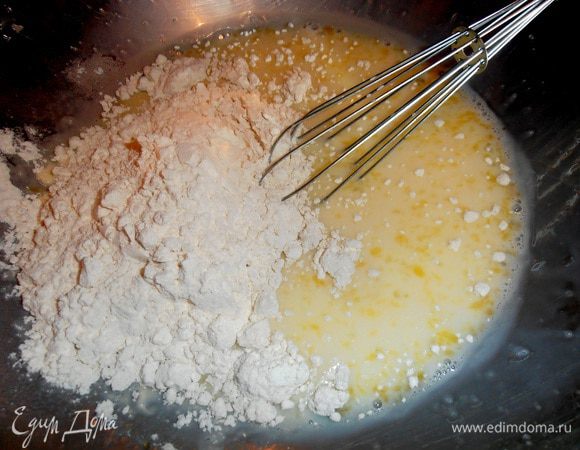 Начинаем подсыпать по стакану муку, смешанную с содой (или разрыхлителем-около 1ч.л.) и солью, продолжая взбивать...