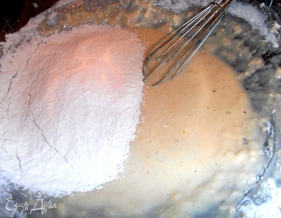 Всыпаем второй стакан,кинем щепотку ванилина.