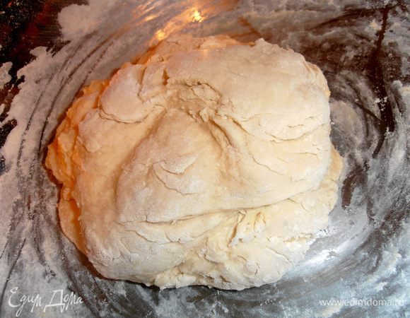 Тесто желательно оставить в покое минут на 20-будет лучше раскатывать!