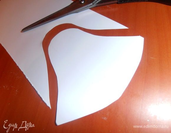 Чтобы удобно было вырезать наши милые приведения, сделаем шаблон из плотной бумаги,типа колокольчика получилось!