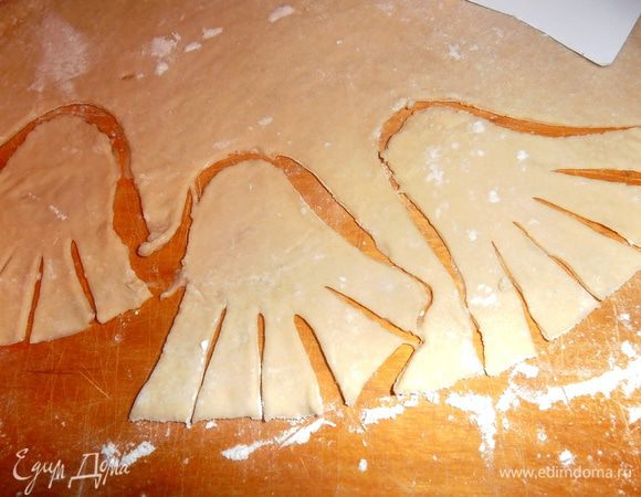 Так как приведения летают и нужно показать развевающийся подол у них, я придумала сделать надрезы ножом!