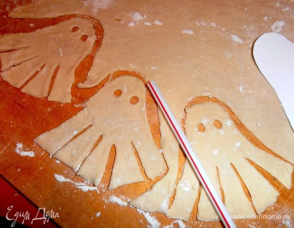 Отверстия для глаз прокрутим с помощью толстой трубочки для коктейлей...