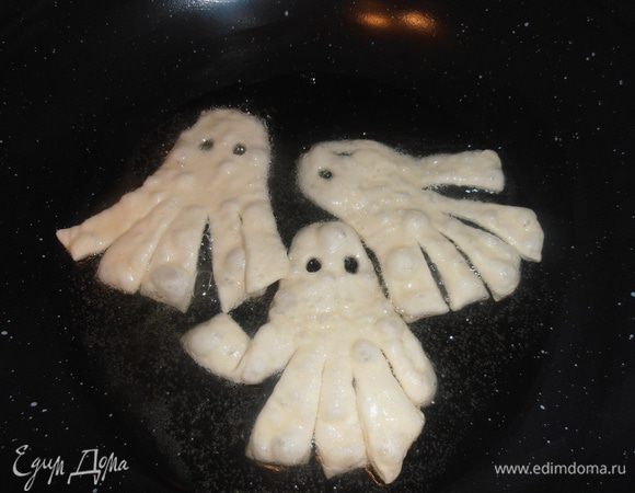 Для жарки лучше взять сковороду с толстым дном и высокими бортами,для этого отлично подошла сковорода типа ВОК. Масло я налила заранее (когда тесто раскатывала) и грела его на медленном огне.