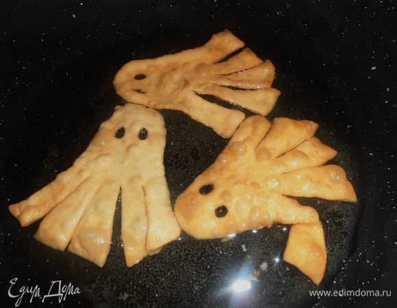 Обжарив с одной стороны, переворачмваем хворост и жарим на другой стороне...