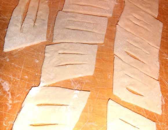 Если не хотите заморачиваться с фигурками и словами,просто нарежьте квадраты с прорезями посередине!