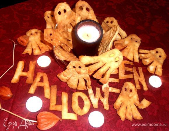 Буквы выкладываем на тёмном фоне и оставляем на весь праздник, как декор,а остальное хрумкаем!