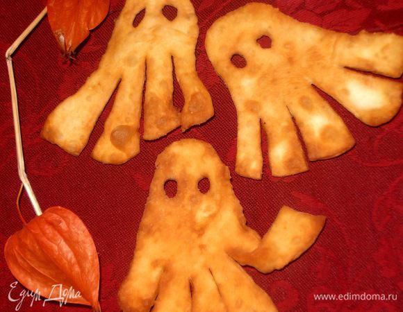 Чаще всего хворост посыпают сахарной пудрой, но мои мужчины любят его макать в сгущёнку,поэтому я не стала!