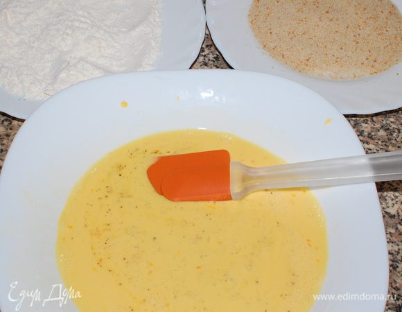 Приготовьте льезон. Яйца слегка взбейте, добавьте молоко, соль, перец.<br />
В первую тарелку всыпьте муку, добавьте соль, перец и перемешайте. Во вторую — панировочные сухари.