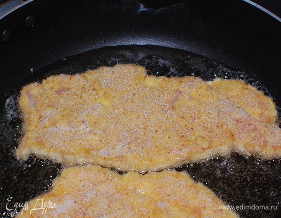 Отбитую грудку разрежьте на 2 части. Обваляйте в муке, окуните в льезон, затем — в муку, снова — в льезон и в конце — в панировочные сухари. Сковороду предварительно разогрейте с растительным маслом и обжарьте шницели.