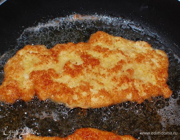 Жарьте с двух сторон до золотистого цвета по 2–3 минуты с каждой стороны. Выложите готовые шницели на салфетку. Подавайте с любимым гарниром. Приятного аппетита!