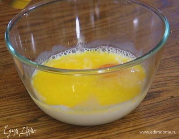 В отдельной посуде соединить молоко, яйцо и растопленное сливочное масло, слегка взбить все вилкой.