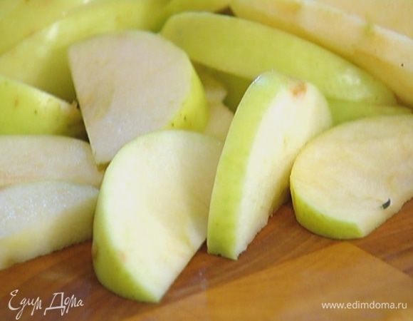 Яблоки, удалив сердцевину, нарезать небольшими дольками.