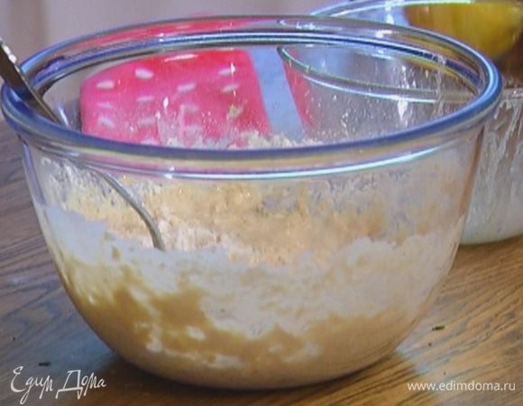 В муку с пряностями влить молочно-сливочную смесь и перемешать.