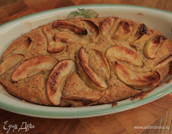 Выпекать пирог в разогретой духовке 25–30 минут.