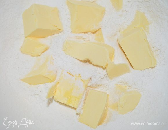 Добавляем нарезанное на кусочки масло (холодное) и растираем в крошку руками
