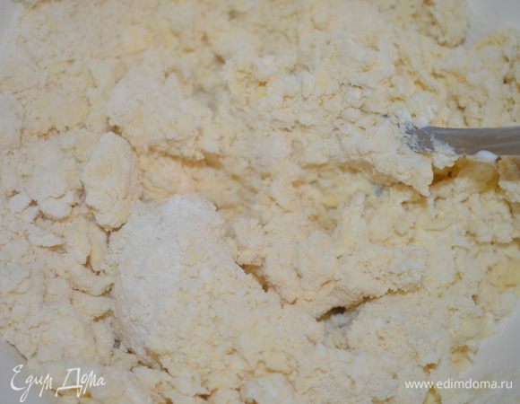 добавляем сметану и замешиваем не густое  тесто (немного липкое)