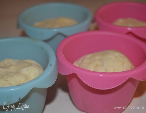 Затем тесто делим на 6 равных частей. Скатываем их в шарики и укладываем в формочки для кексов (я их не мазала ничем). Чуть прижимаем.  Выпекаем 20 минут при 180 градусах. 