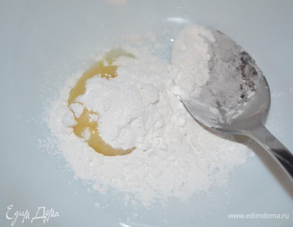 желток растираем с крахмалом
