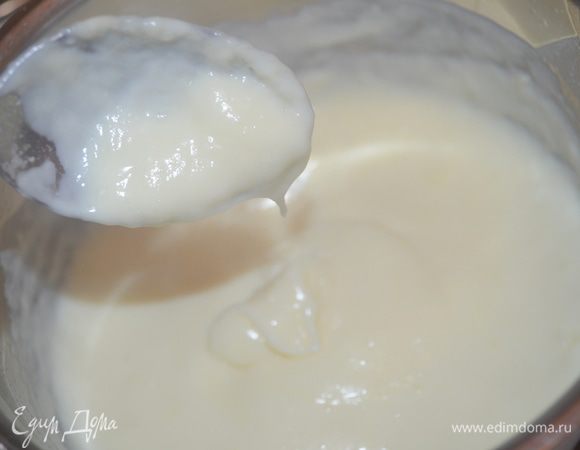 затем вливаем крахмальную смесь в горячее молоко и варим на среднем огне 1-2 минуты - крем сразу начнет густеть. Поставить остужаться