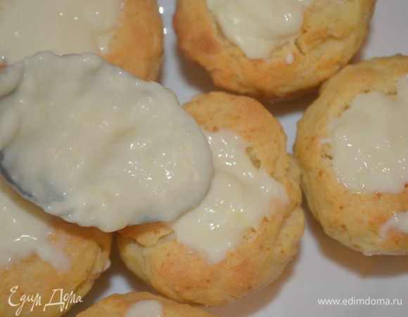 наполняем их кремом и украшаем по вкусу! у меня вяленая вишня. Можно воткнуть свежую ягоду или фрукт. 