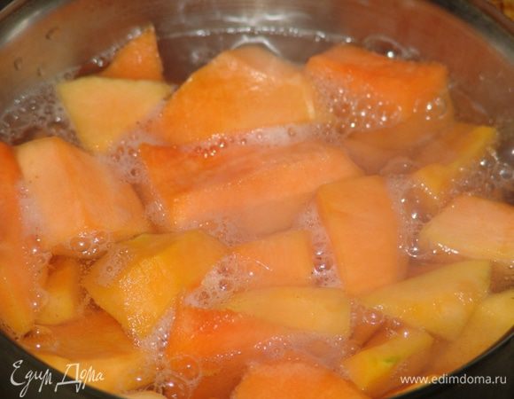 Отвариваем тыкву до готовности в сахарном сиропе.