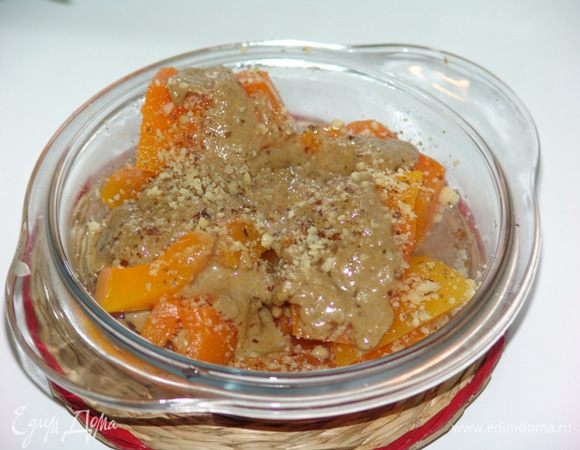 Когда тыква чуть остынет, поливаем, немного, оставшимся сахарным сиропом, посыпаем орехами, добавляем тахинную пасту. Афиет олсун!!! Приятного аппетита :)