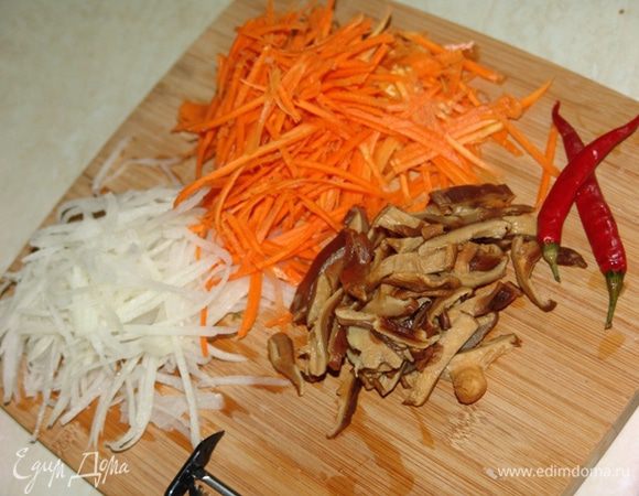 Нарезаем мелкой-тонкой соломкой морковь, имбирь, дайкон, шиитаке, чеснок. Шиитаке предварительно замачиваем. 