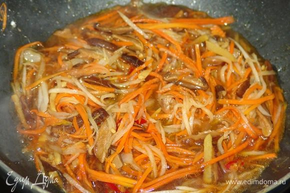 На сковородке 1 минуту обжариваем имбирь с чесноком, добавляем морковь и тушим 1-2 минуты, добавляем перец, грибы и обжариваем все вместе еще пару минут. Туда же - дайкон, буквально на пол минутки.