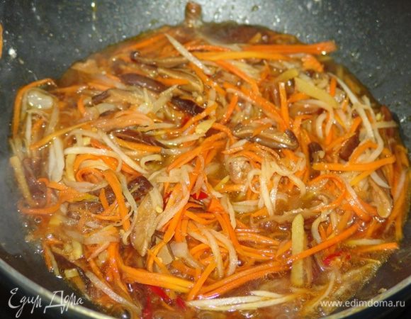 На сковородке 1 минуту обжариваем имбирь с чесноком, добавляем морковь и тушим 1-2 минуты, добавляем перец, грибы и обжариваем все вместе еще пару минут. 
Туда же - дайкон, буквально на пол минутки.