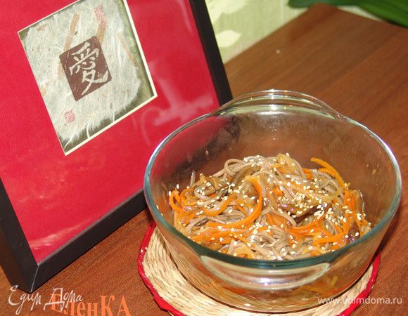 Для соуса - вливаем на сковороду грибной настой, соевый соус, вустерский соус, засыпаем сахар и слегка разведенный крахмал.  Даем загустеть и выкладываем отваренную собу. Приятного аппетита! 